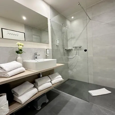Dimas - Rust Hotel